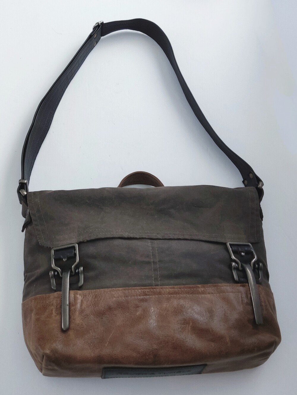 Rough & Tumble Mens Brown Wax Canvas & Leather Messenger Bag. Pre-owned.